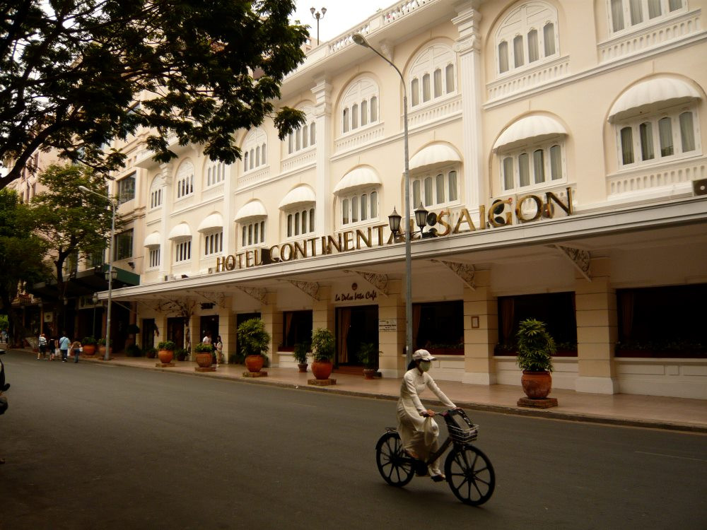 Toàn cảnh Hotel Continental Saigon, một trong những khách sạn 5 sao ở Sài Gòn với kiến trúc cổ kính nổi bật.
