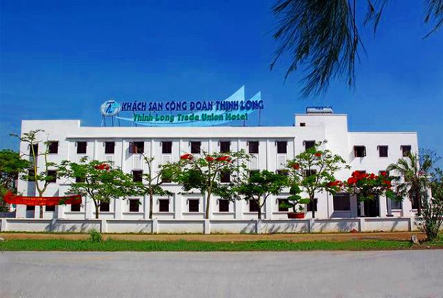 Toàn cảnh Khách sạn công đoàn nam định Thịnh Long với kiến trúc hiện đại và khuôn viên xanh mát hướng biển