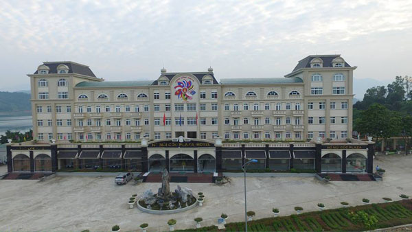 Toàn cảnh khách sạn ở Hồ Núi Cốc Thái Nguyên Plaza, với kiến trúc hiện đại và không gian xanh mát bao quanh.