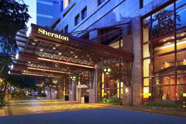 Toàn cảnh khách sạn Sheraton Nha Trang và khu vực bãi biển, thể hiện tiềm năng đầu tư