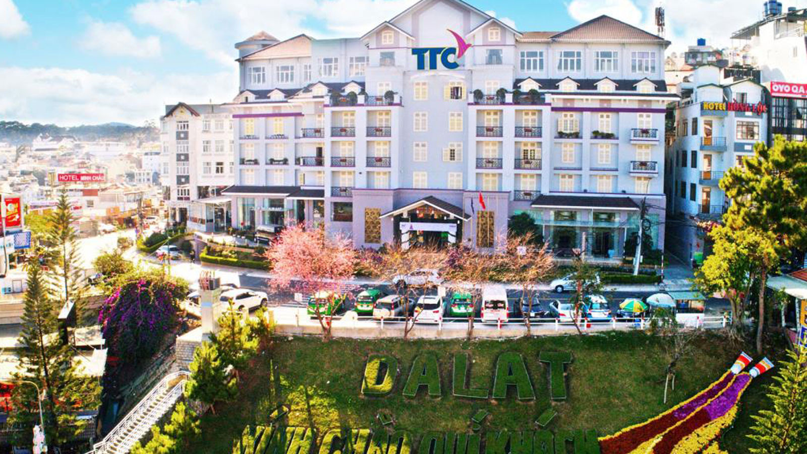 Toàn cảnh Khách sạn TTC Ngọc Lan Đà Lạt nhìn ra Hồ Xuân Hương, biểu tượng của khách sạn 4 sao tại Đà Lạt