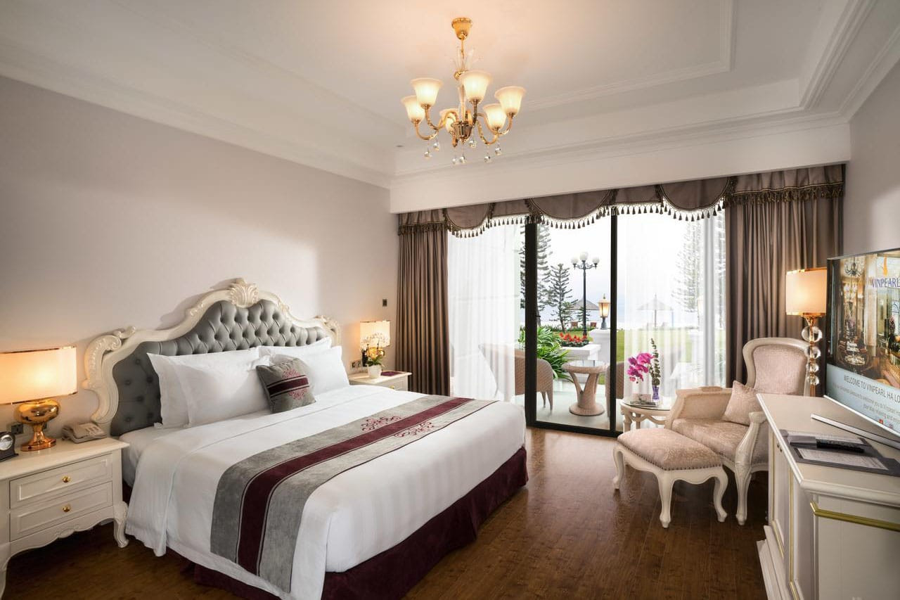 Toàn cảnh khách sạn Vinpearl Resort &amp; Spa Hạ Long nhìn từ trên cao, nổi bật giữa đảo Rều với kiến trúc lâu đài cổ điển và không gian xanh mát, thể hiện một trong những khách sạn có bể bơi ở Hạ Long đẹp nhất