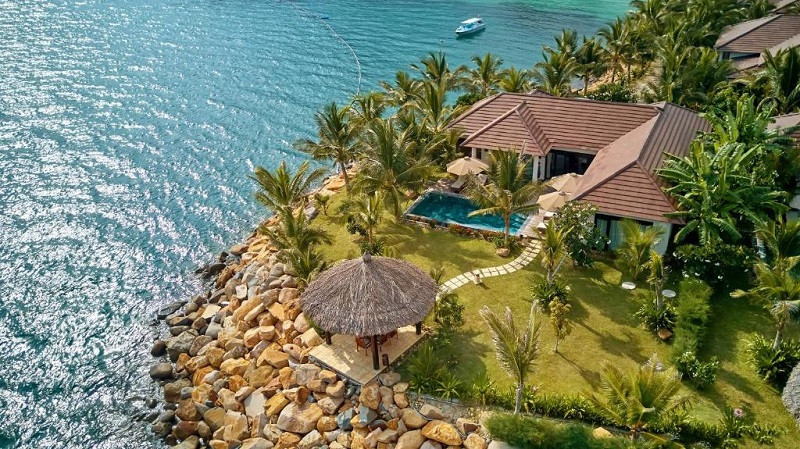Toàn cảnh khu nghỉ dưỡng biển đẳng cấp, minh họa cho trải nghiệm tại khách sạn 5 sao Nha Trang với kiến trúc hiện đại và hồ bơi vô cực.