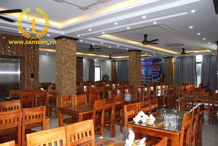 Toàn cảnh nhà hàng Khách sạn Hải Lý Sầm Sơn với cách bài trí bàn ăn khoa học và ánh sáng dễ chịu