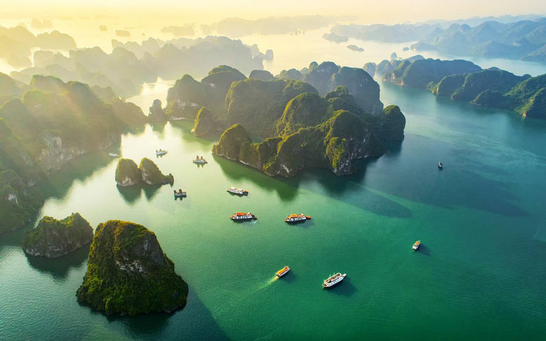 Toàn cảnh Vịnh Hạ Long từ trên cao, khung cảnh thiên nhiên hùng vĩ với những hòn đảo đá vôi xanh ngát, thể hiện vẻ đẹp của điểm đến du lịch nơi có các khách sạn ở Hạ Long