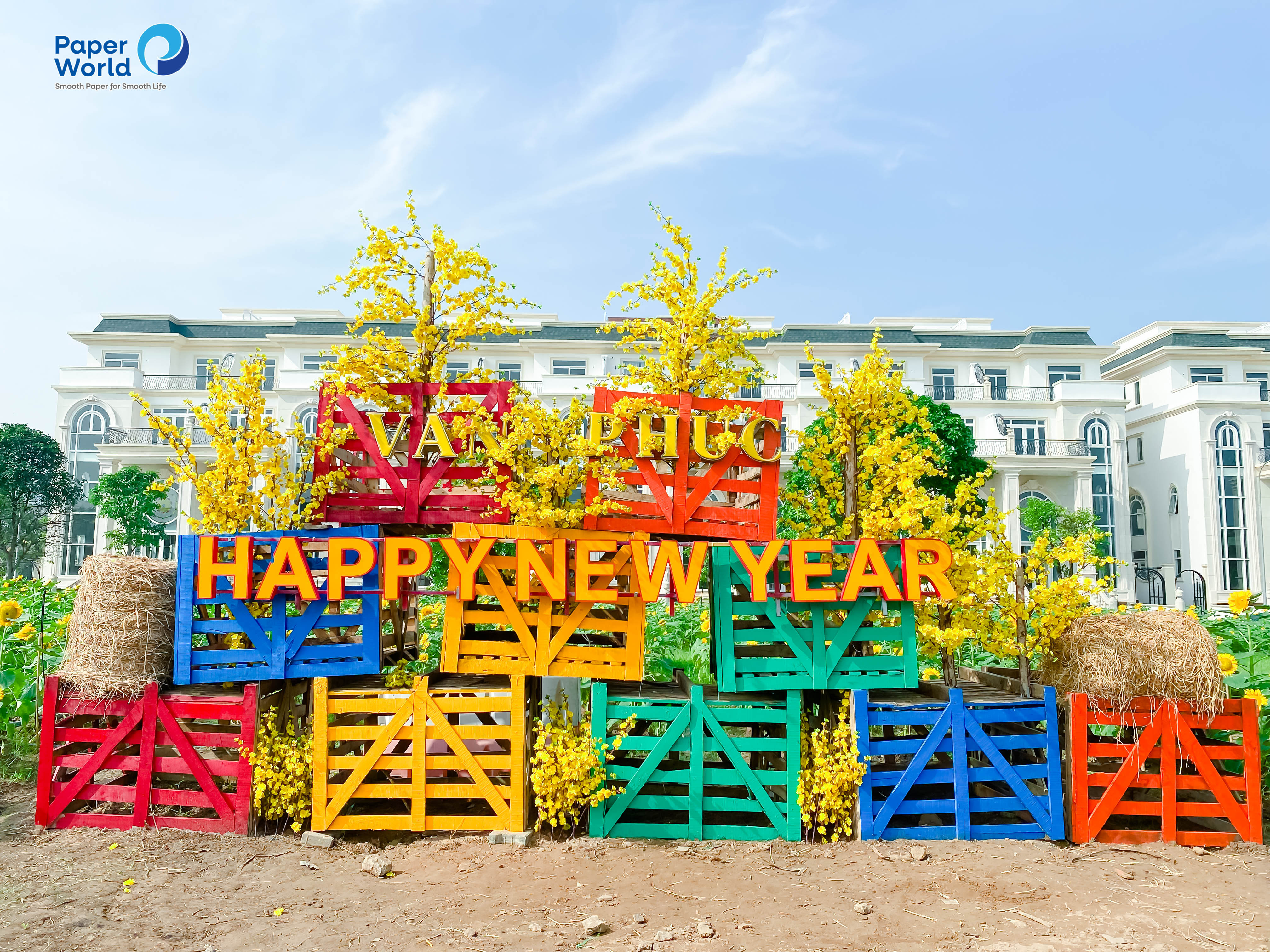 Toàn cảnh vườn hoa hướng dương tại Thủ Đức tại Vạn Phúc City, tạo nên một biển vàng rực rỡ, tràn đầy sức sống và là điểm nhấn xanh của thành phố.