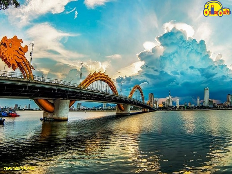 Tổng quan khách sạn Đà Nẵng 3 sao gần biển, view từ trên cao hướng ra bãi biển Mỹ Khê