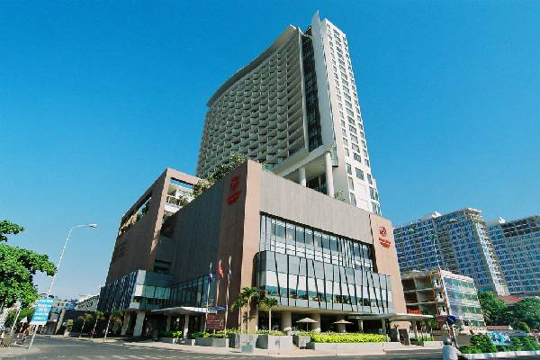 Tổng quan kiến trúc sang trọng của Khách sạn Sheraton Nha Trang nhìn từ biển