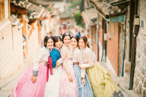 Hanbok - trang phục truyền thống của Hàn Quốc cho những bức ảnh lung linh.