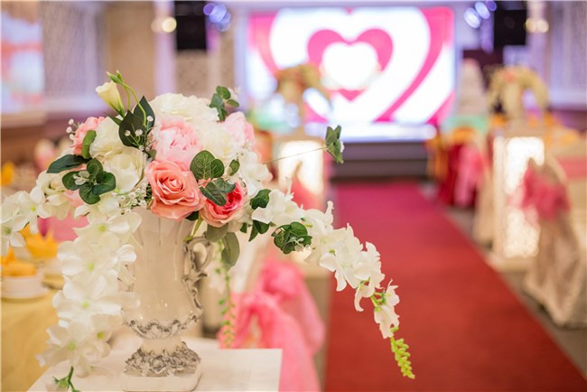 Trang trí hoa tươi sang trọng trên bàn tiệc cưới tại Golden Center