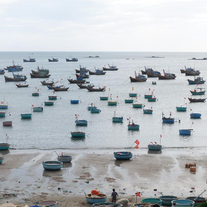 Từ khách sạn giá rẻ tại Phan Thiết Fishing Village Hotel có thể đi bộ ra biển để tắm biển, thưởng thức hải sản