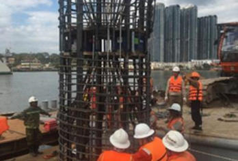 Kỹ sư của CÔNG TY TNHH THẾ GIỚI KỸ THUẬT đang giám sát công trường xây dựng