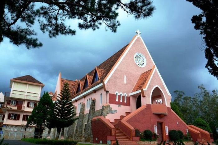 Nhà Thờ Domaine De Marie Đà Lạt: Kiến trúc Châu Âu cổ điển với màu vôi hồng độc đáo và vườn hoa hải tiên.