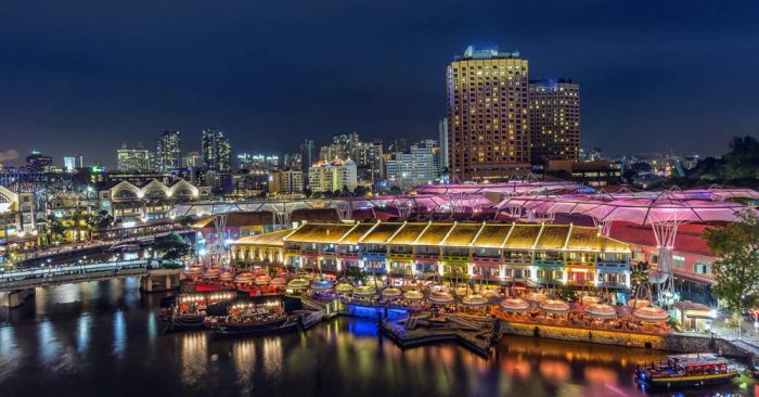 Clarke Quay Singapore về đêm với các quán bar và nhà hàng sôi động bên sông