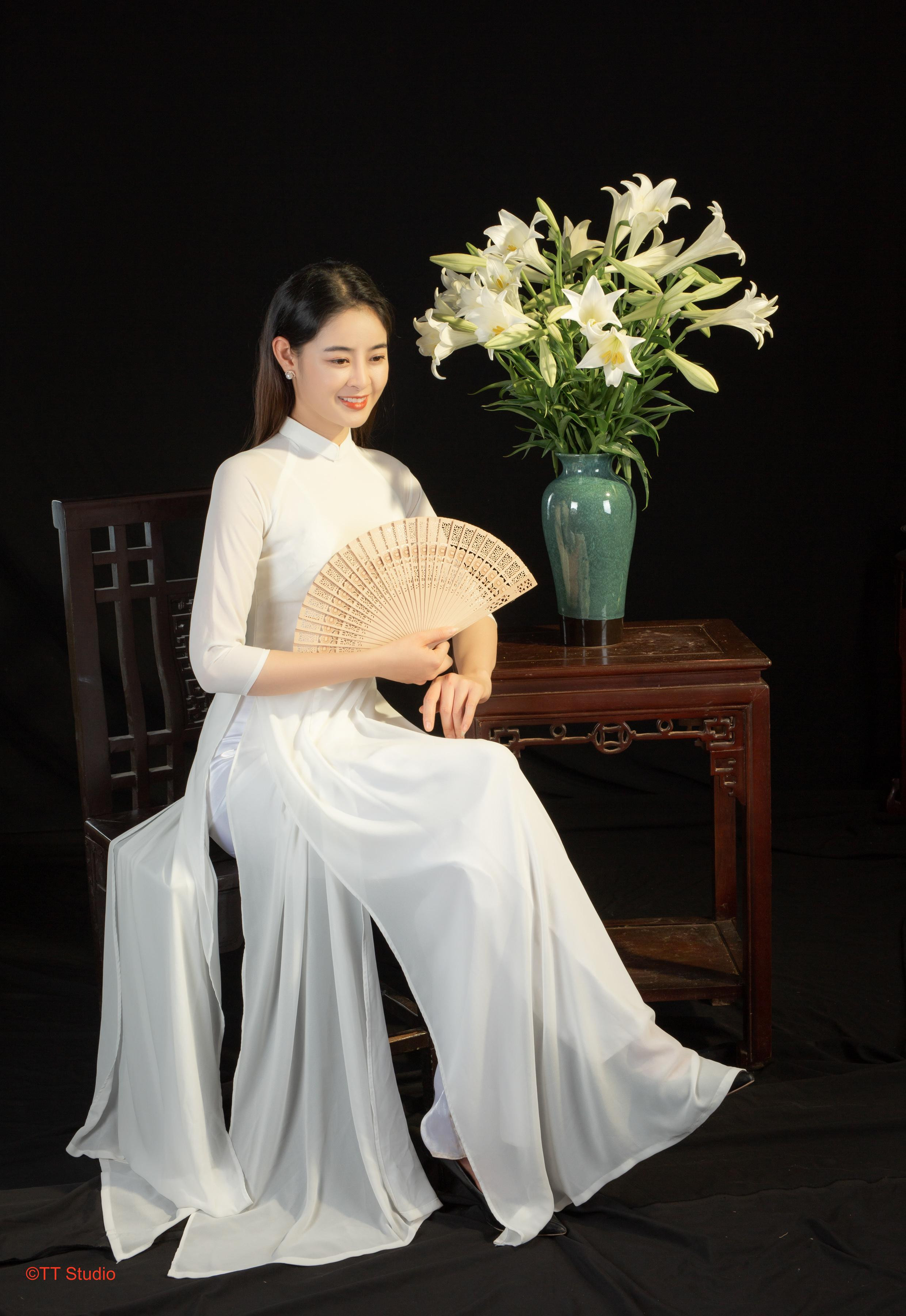 Vẻ đẹp thanh lịch của hoa loa kèn trắng trong studio chụp ảnh