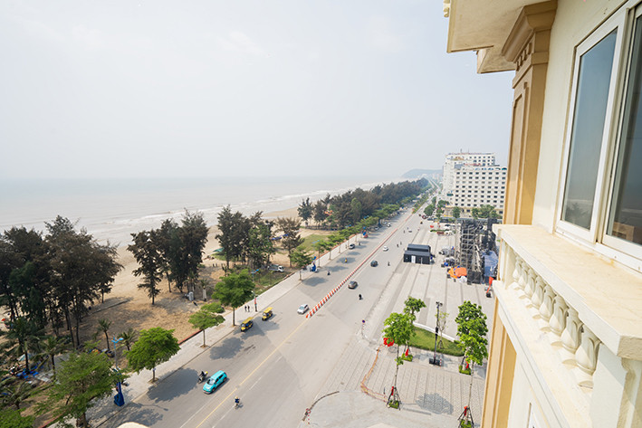 View từ Khách sạn Cát Đại Lợi 2 Sầm Sơn Thanh Hóa nhìn ra thành phố và biển
