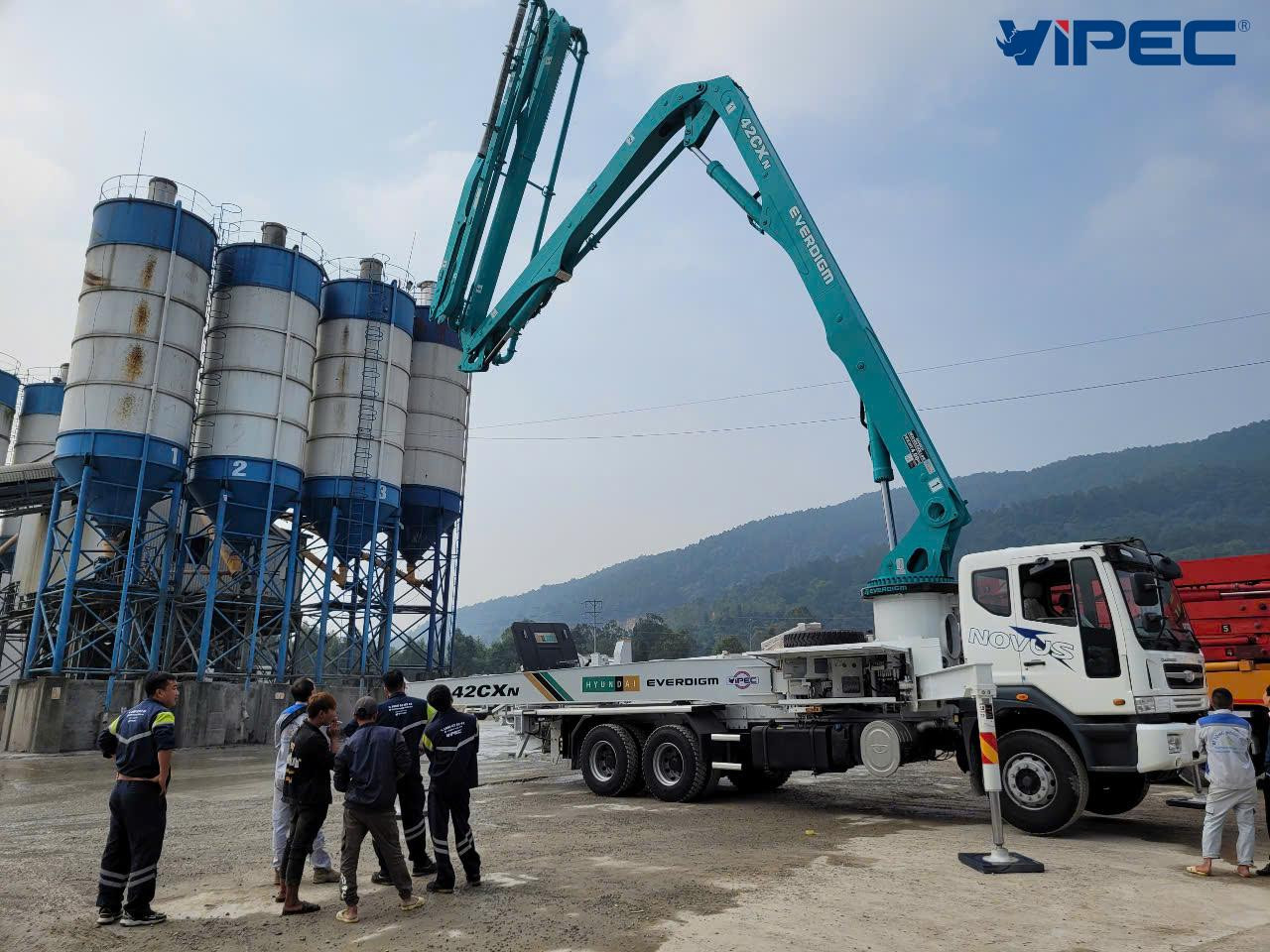 CÔNG TY TNHH BÊ TÔNG HỒNG TÍN đầu tư xe bơm bê tông Hyundai Everdigm ECP42CXN hiện đại