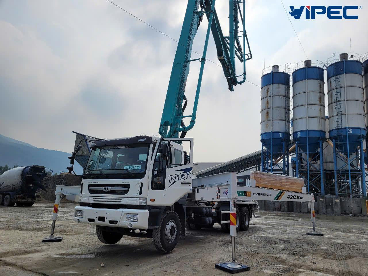 Đội ngũ kỹ thuật VIPEC hướng dẫn vận hành xe bơm bê tông Hyundai Everdigm ECP42CXN cho CÔNG TY TNHH BÊ TÔNG HỒNG TÍN