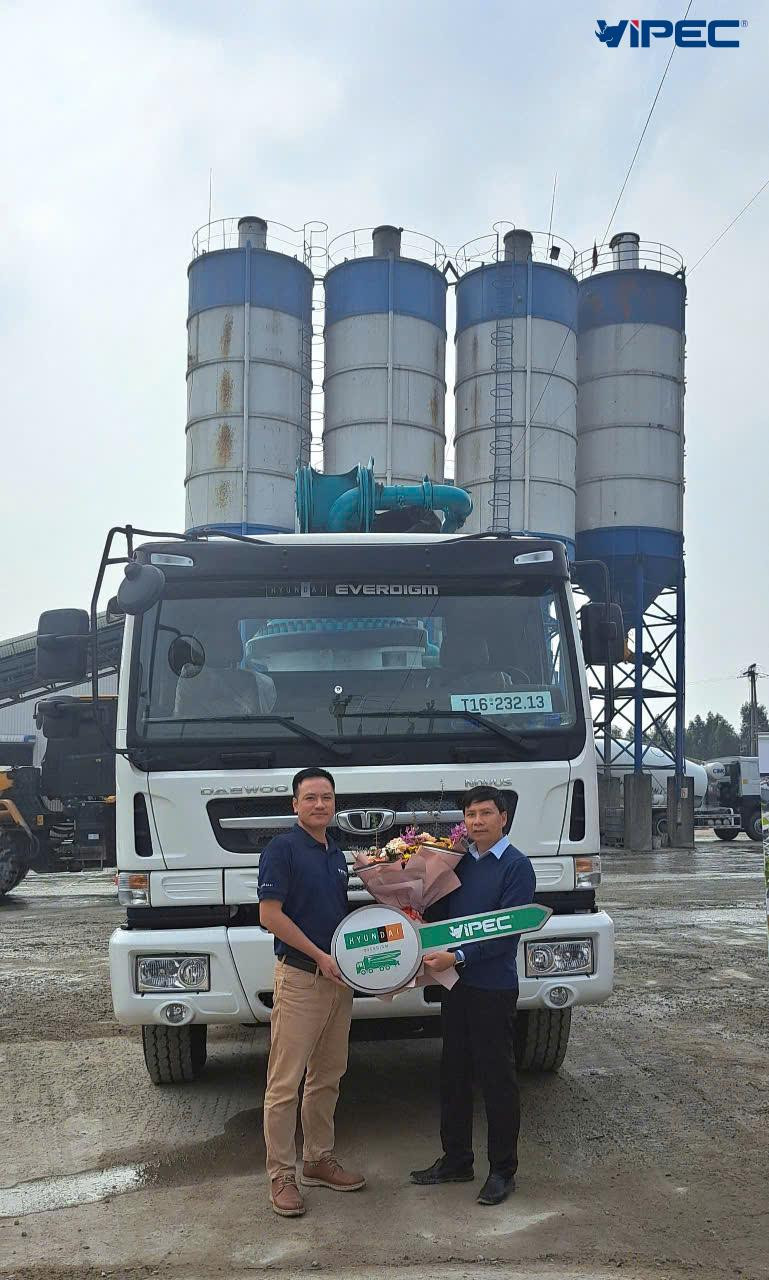 CÔNG TY TNHH BÊ TÔNG HỒNG TÍN và đối tác trong buổi bàn giao xe bơm bê tông ECP42CXN
