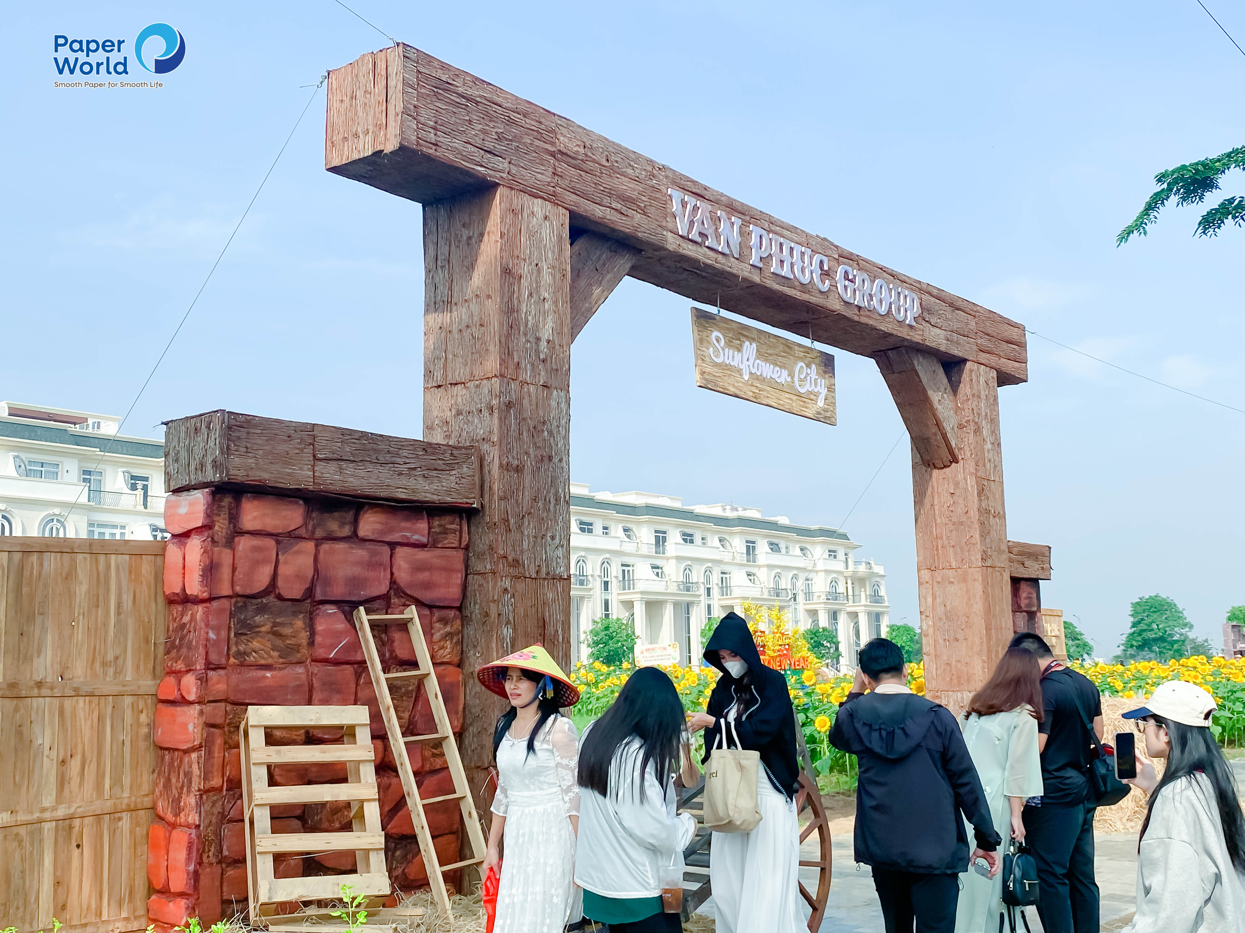 Vườn hoa hướng dương tại Thủ Đức rực rỡ dưới nắng vàng cuối năm, thu hút du khách đến tham quan và chụp ảnh tại Vạn Phúc City.