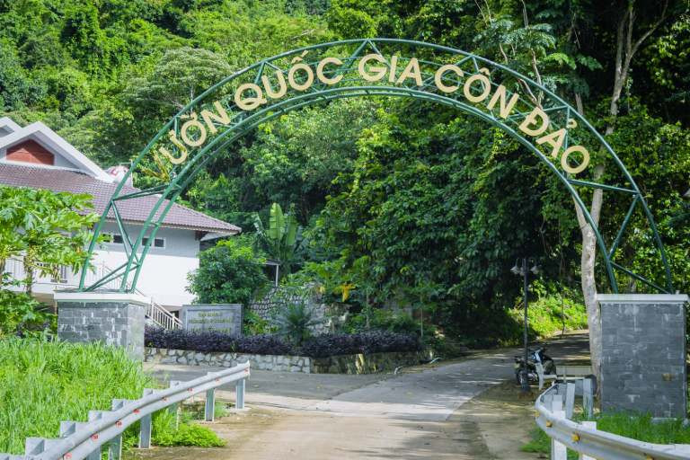 Khuôn viên Vườn Quốc gia Côn Đảo, một ví dụ về cảnh quan có thể được Thành Công góp phần xây dựng hoặc bảo tồn hạ tầng