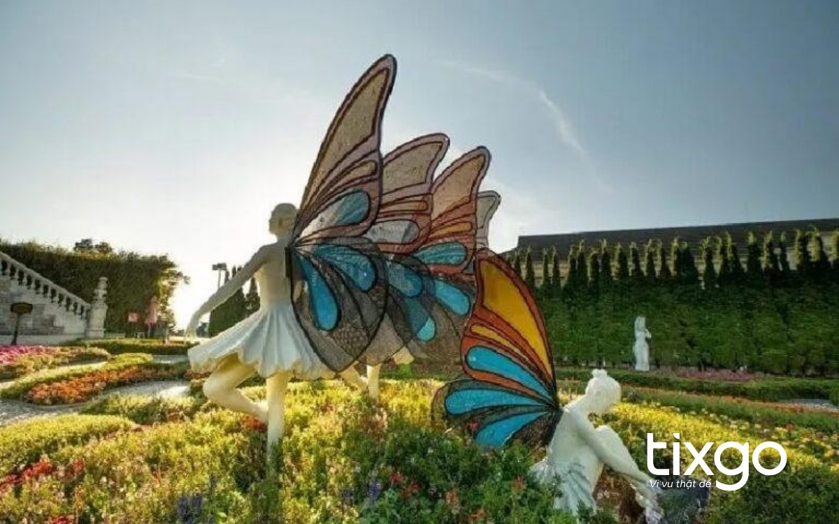 Vườn Uyên Ương thu hút nhiều cặp đôi đến check-in và lưu giữ khoảnh khắc lãng mạn
