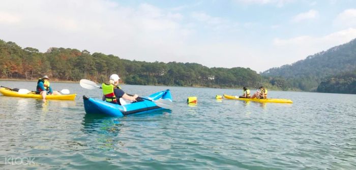 Khám phá vẻ đẹp thanh bình của Hồ Tuyền Lâm Đà Lạt, nơi hòa quyện giữa rừng thông và mặt nước xanh biếc.