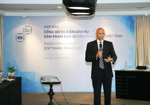 Ông Tarun Sawney, Giám đốc phụ trách công tác chống vi phạm bản quyền khu vực Châu Á-Thái Bình Dương của BSA│Liên minh Phần mềm phát biểu tại họp báo về vụ kiện