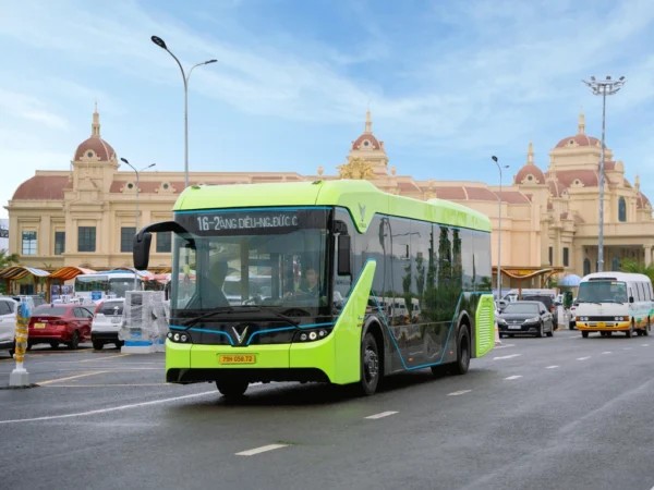 Xe buýt điện Vinfast hiện đại trên tuyến Nha Trang Cam Ranh