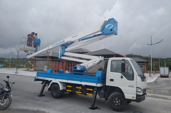 Hình ảnh xe nâng người Isuzu Socage hoạt động trong kho bãi của Công ty TNHH Freetrend Industrial Việt Nam