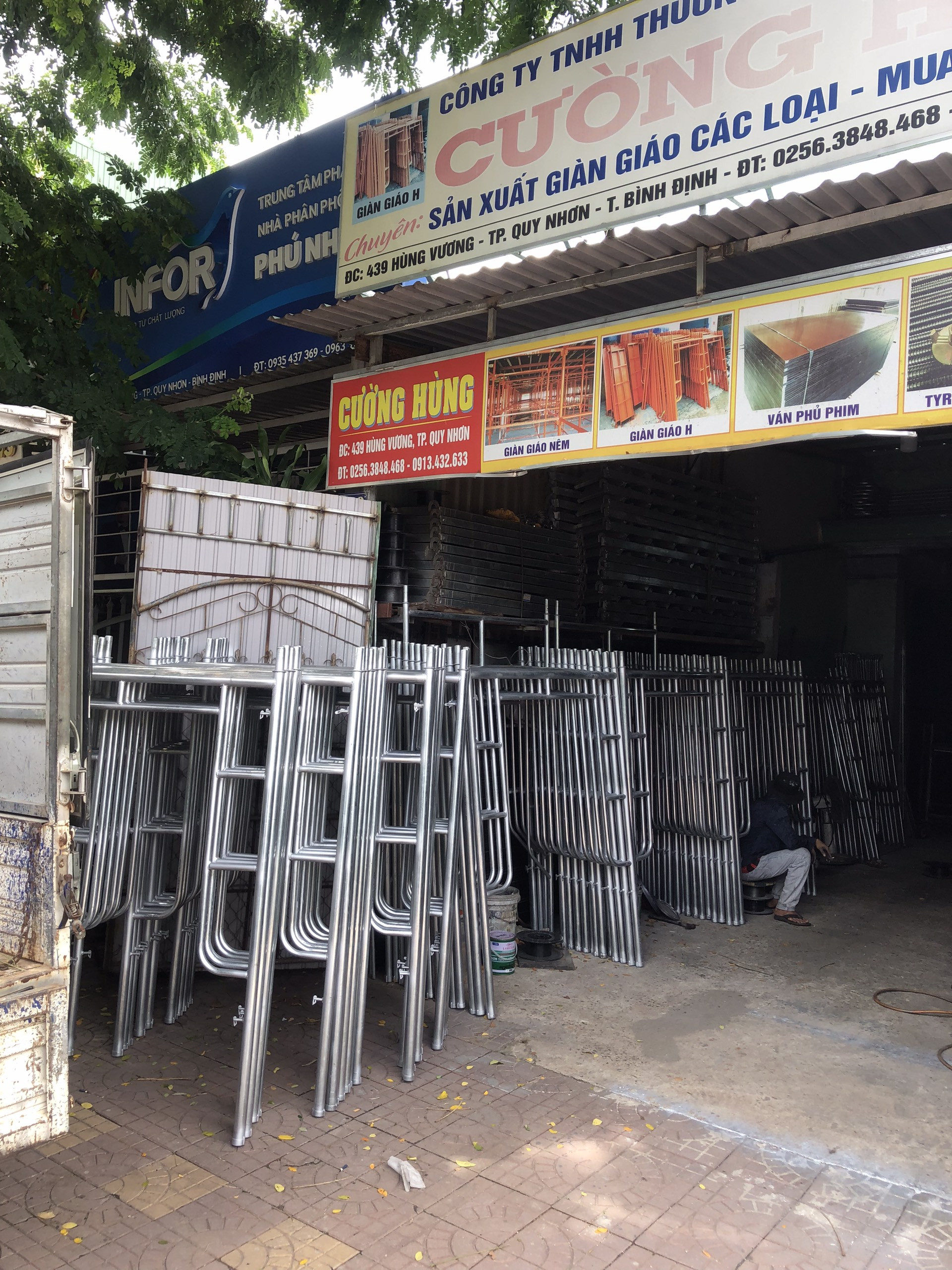 Hình ảnh xưởng sản xuất của công ty tnhh giàn giáo hùng cường, nơi tạo ra các sản phẩm chất lượng.