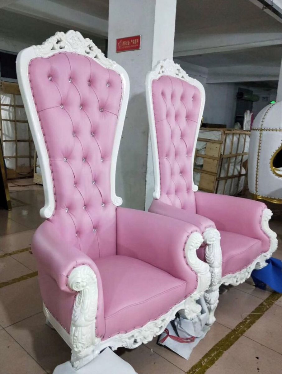 Ghế nails tân cổ điển màu hồng, ví dụ về nội thất sang trọng cần giải pháp chiếu sáng đẳng cấp từ CÔNG TY TNHH TM XNK LED HOÀNG GIA