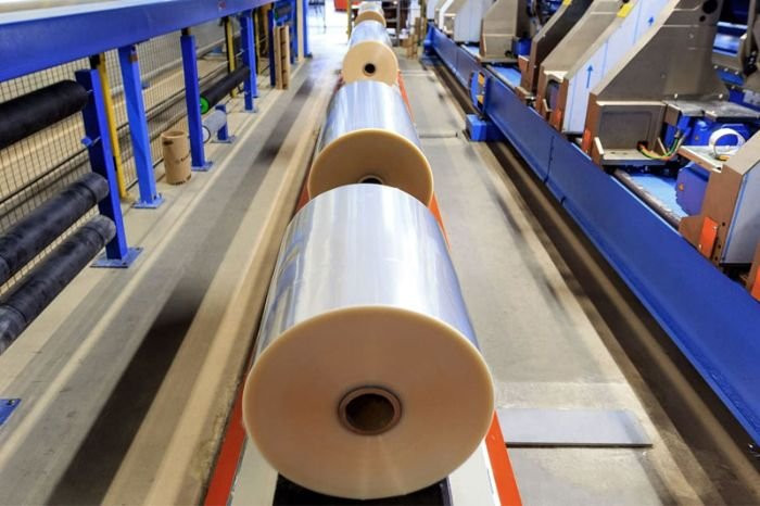 Hai đối tác kinh doanh bắt tay nhau trong cuộc họp