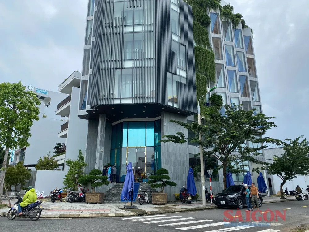 Cảnh tượng khách hàng tại một trụ sở doanh nghiệp lớn ở Đà Nẵng