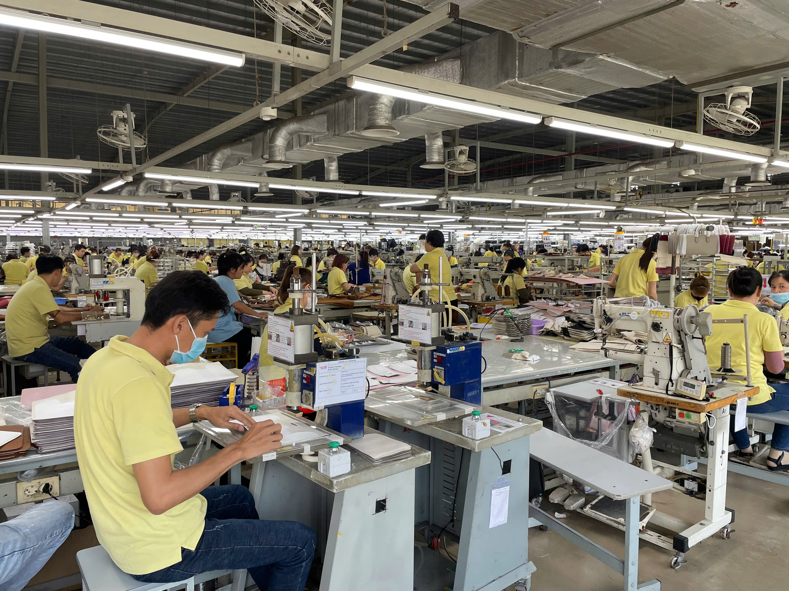 Công nhân kiểm tra sản phẩm túi xách cao cấp tại nhà máy CÔNG TY TNHH TÚI XÁCH SIMONE VIỆT NAM ở Tiền Giang