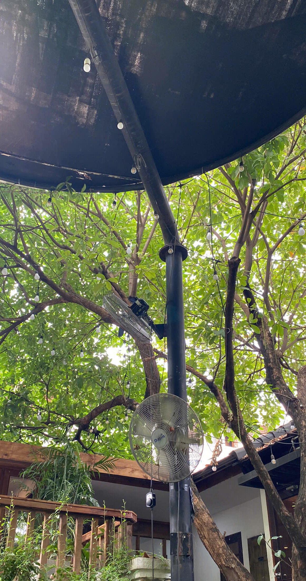 Khách hàng Trần Ngọc Duy đánh giá quạt công nghiệp hoạt động ổn định tại quán cafe ở quận 3