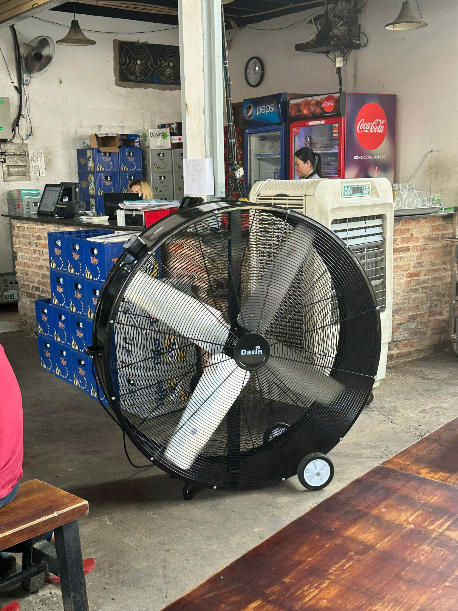 Quạt sàn tank công nghiệp của CÔNG TY TNHH AN CƠ BÌNH DƯƠNG được khách hàng Ngô Tấn Phúc lắp đặt cho nhà hàng