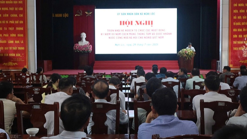 Cuộc họp triển khai kế hoạch, minh họa cách Công ty TNHH May Thời trang Perseption USA xây dựng và thực hiện các mục tiêu chiến lược
