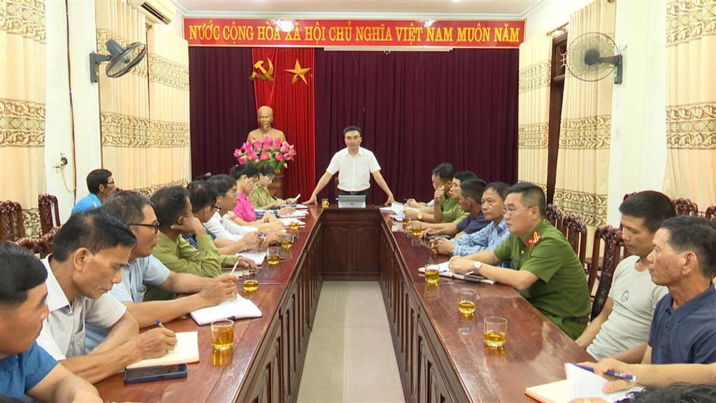 Cảnh họp về an toàn giao thông, tương tự các buổi thảo luận về các quy định pháp luật và an toàn lao động tại Công ty TNHH May Thời trang Perseption USA