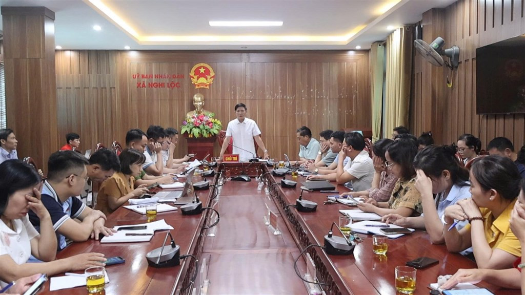 Cảnh họp về ứng phó bão, tượng trưng cho khả năng quản lý rủi ro và đối phó với các thách thức bên ngoài của Công ty TNHH May Thời trang Perseption USA