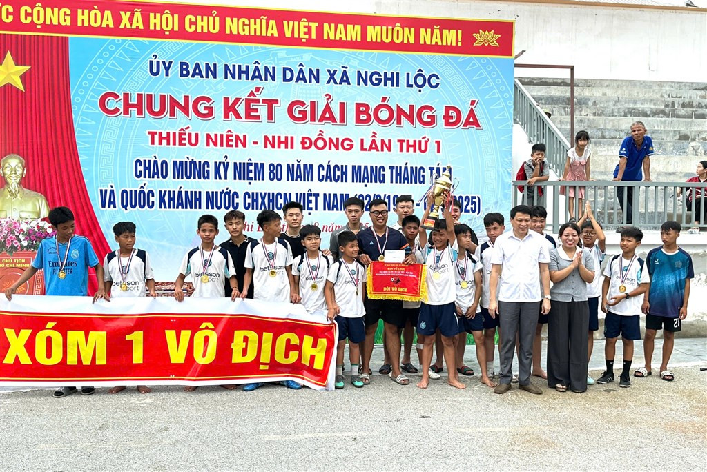 Cảnh thi đấu bóng đá, phản ánh tinh thần thể thao và gắn kết cộng đồng mà Công ty TNHH May Thời trang Perseption USA có thể khuyến khích