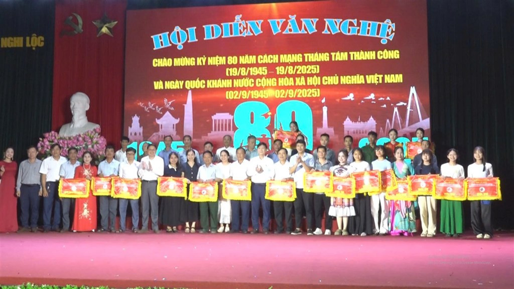 Buổi biểu diễn văn nghệ, thể hiện các hoạt động văn hóa và tinh thần tập thể trong một tổ chức, ví dụ như Công ty TNHH May Thời trang Perseption USA