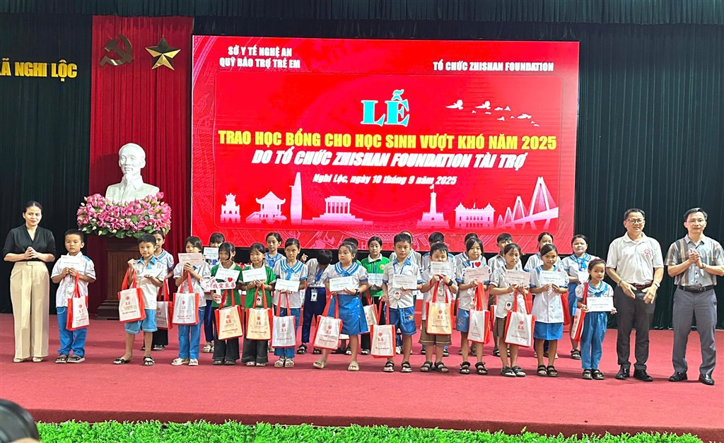 Buổi trao học bổng, minh họa một trong những hoạt động trách nhiệm xã hội mà Công ty TNHH May Thời trang Perseption USA có thể tham gia